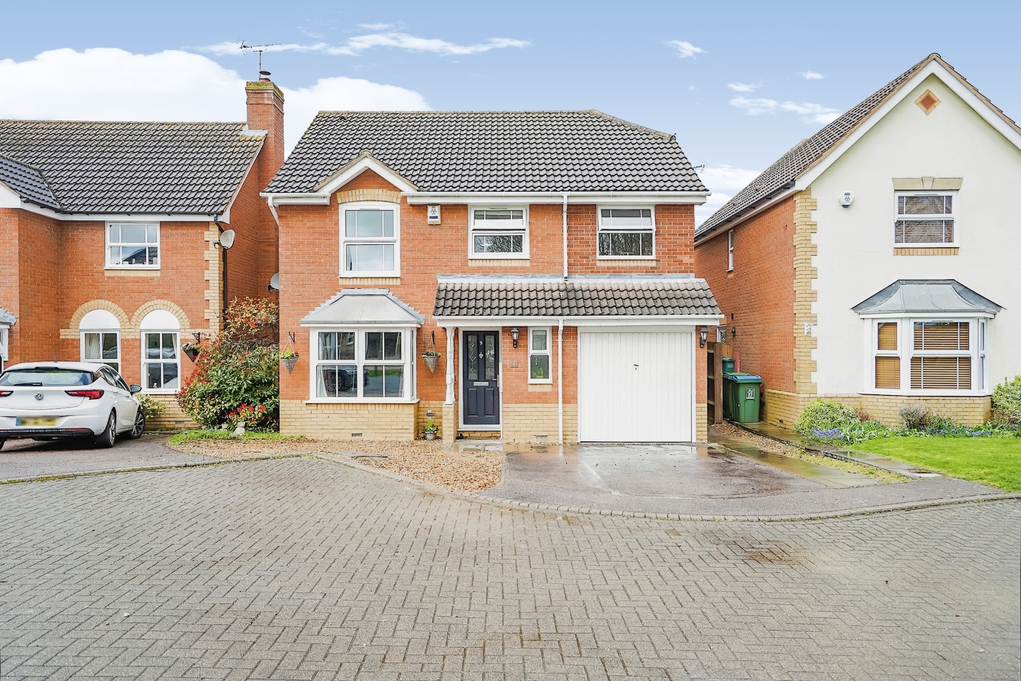 4 bedroom detached house for sale in Eatongate Close, Edlesborough