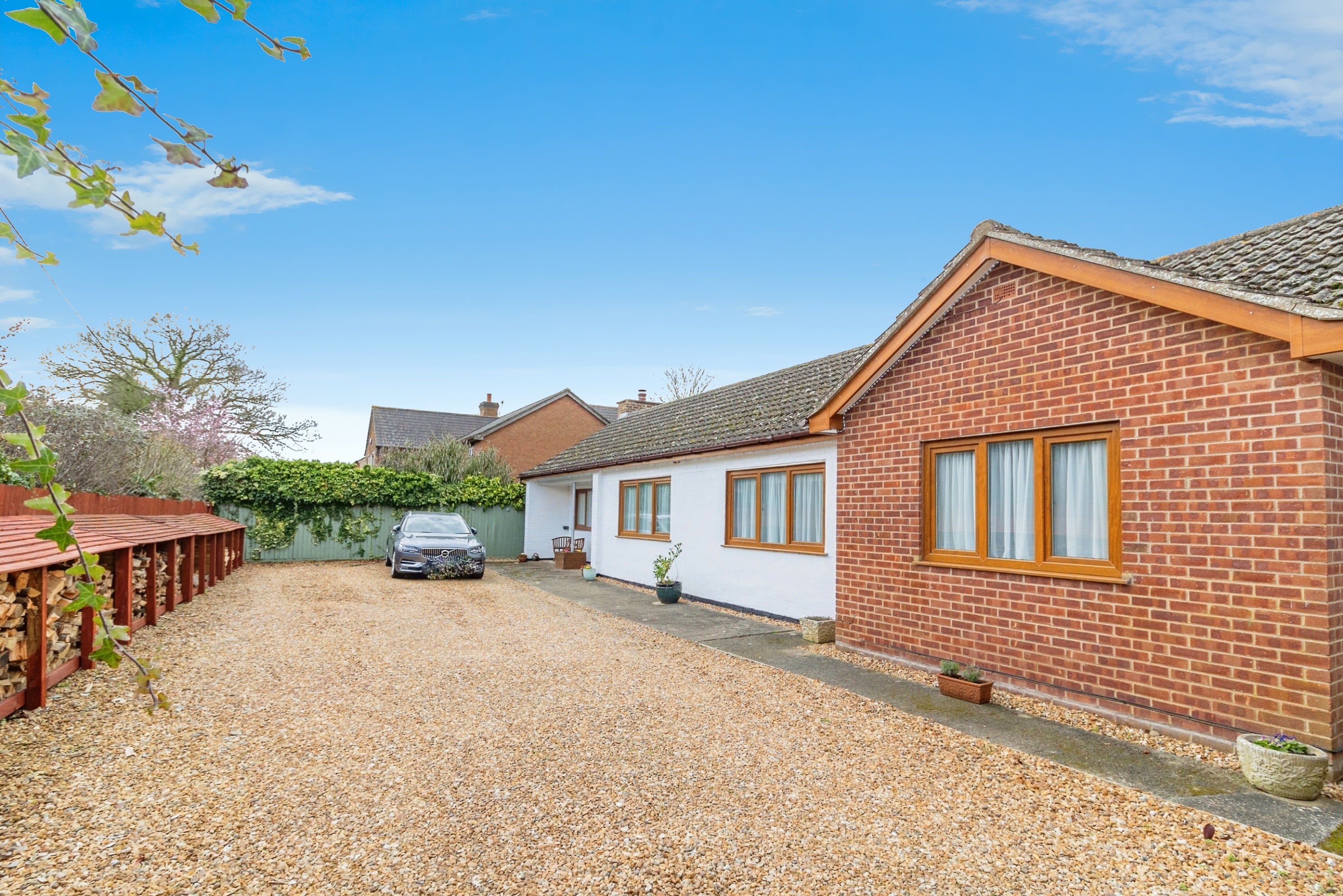 5 bedroom detached bungalow for sale in Nash Road, Great Horwood, Milton Keynes, MK17 0RA