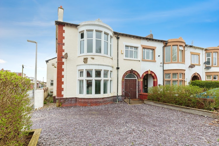 6 bedroom end of terrace house