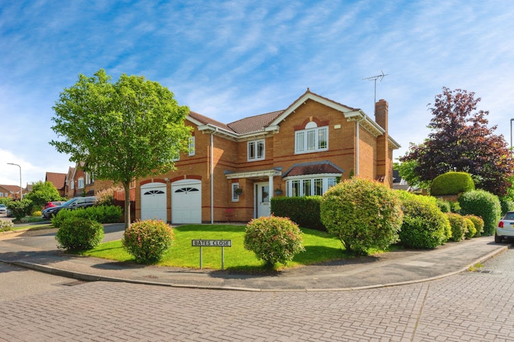 5 bedroom detached house