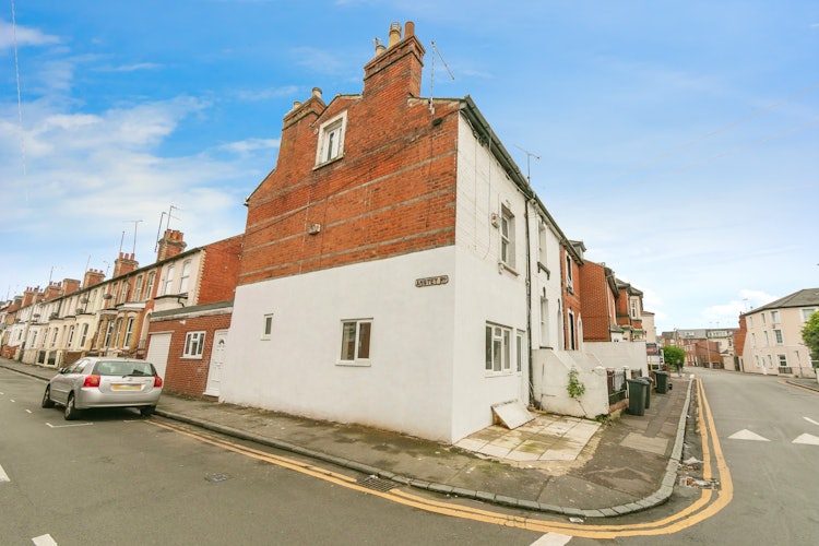 4 bedroom end of terrace house