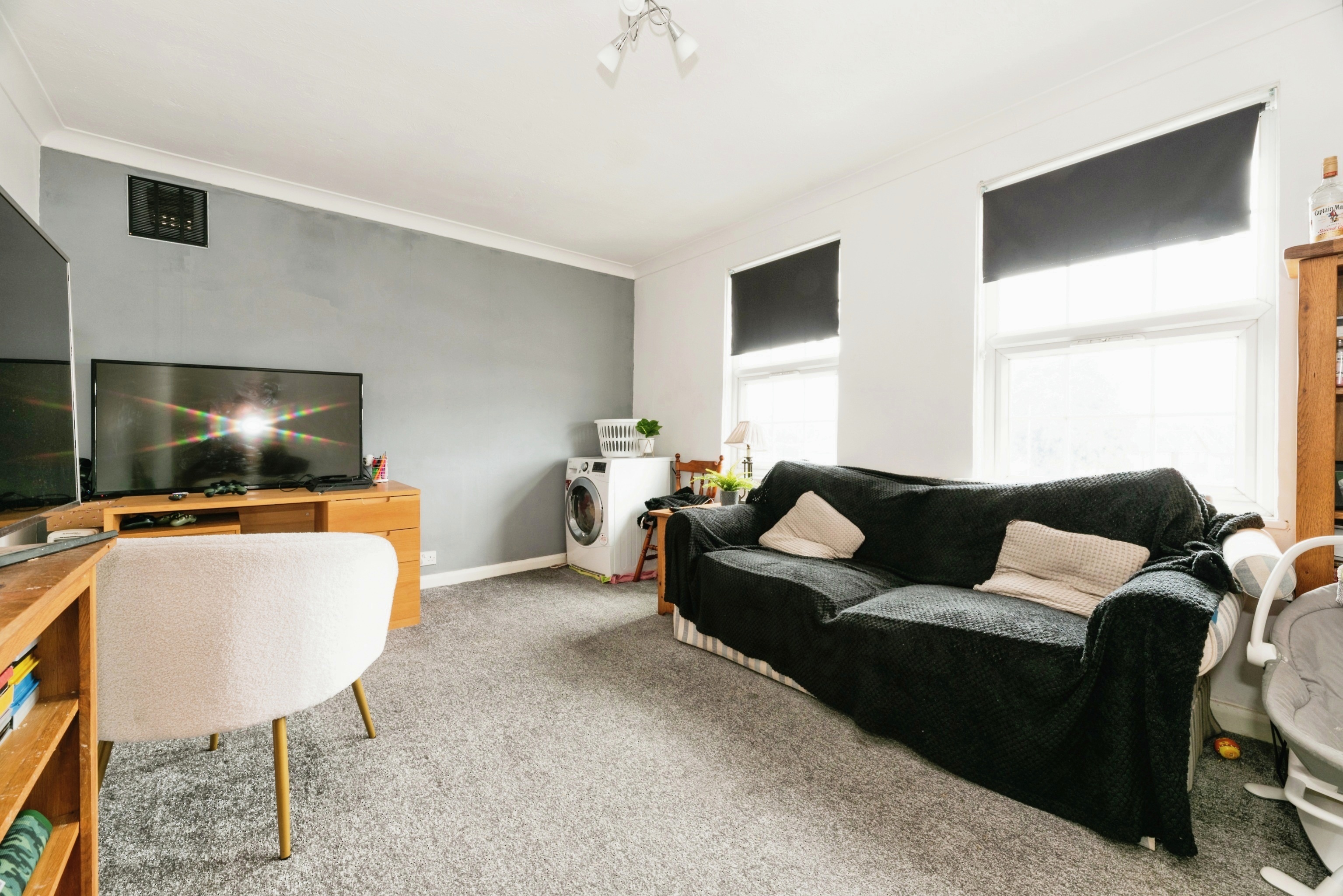 2 bedroom flat for sale in Hook Road, Chessington, KT9 1EL