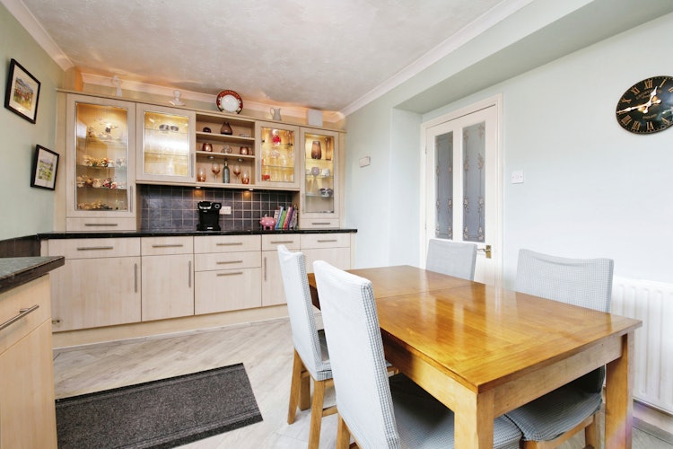 2 bedroom detached house