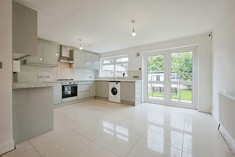 3 bedroom end of terrace house