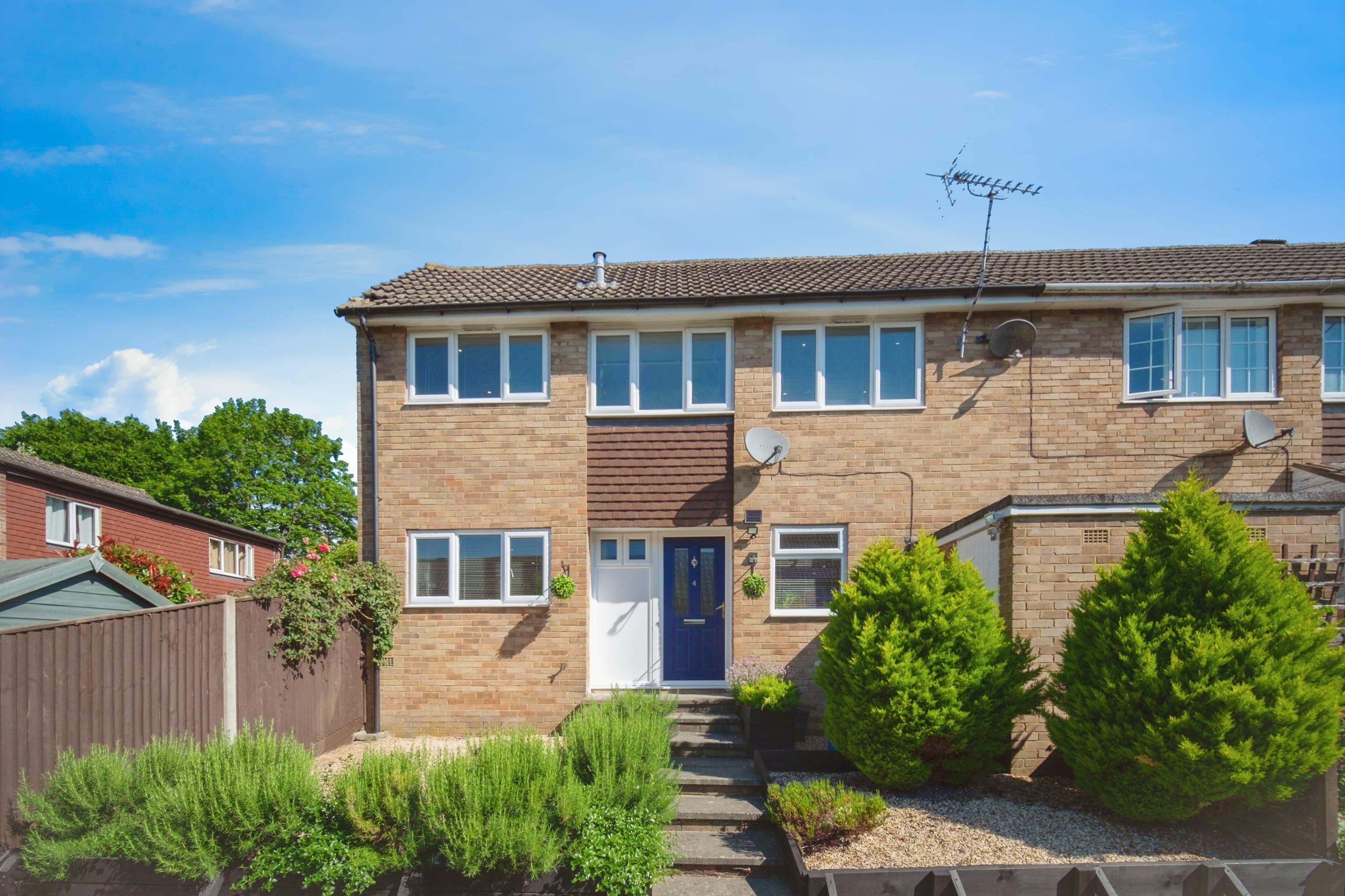 4 bedroom end of terrace house for sale in Arncliffe, Bracknell, RG12 7SA
