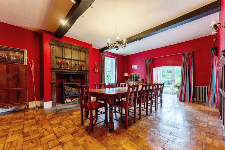 6 bedroom detached house