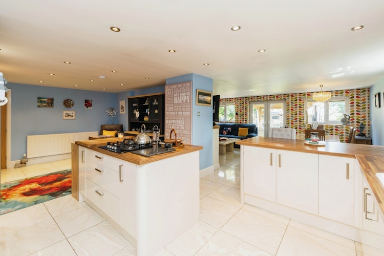 5 bedroom detached house