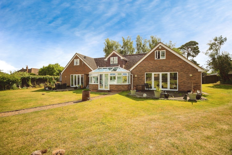 5 bedroom detached house