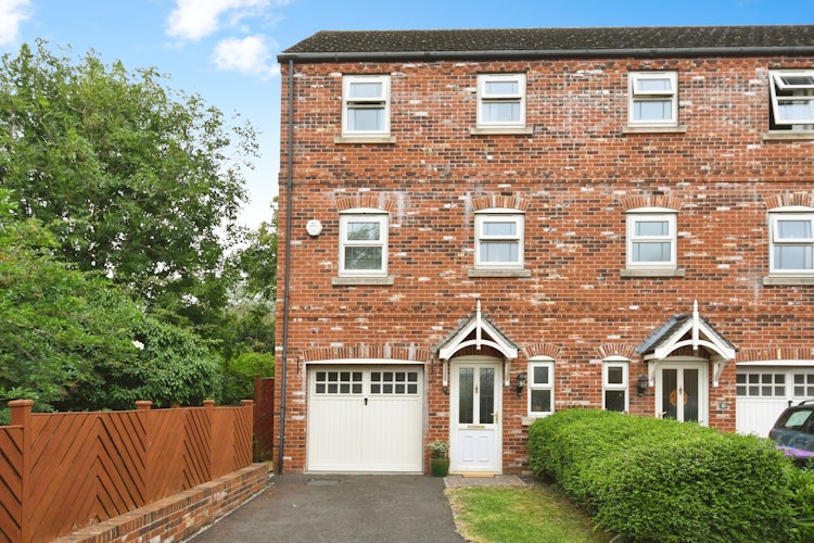 4 bedroom end of terrace house