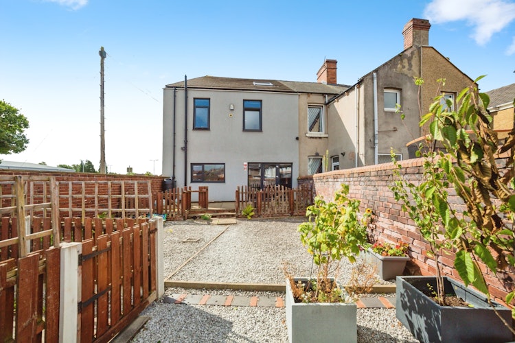 3 bedroom end of terrace house