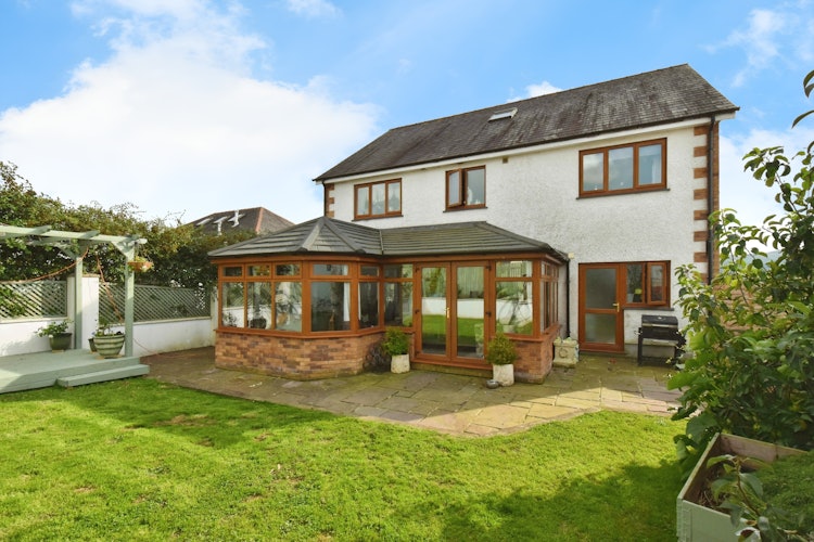 6 bedroom detached house