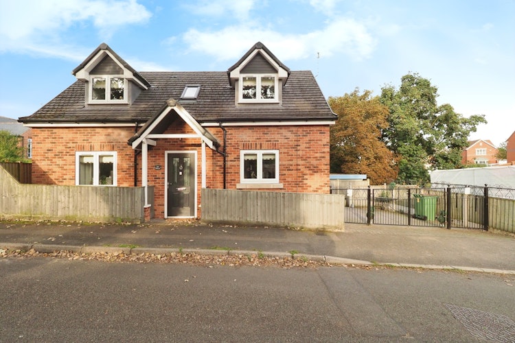 2 bedroom detached house