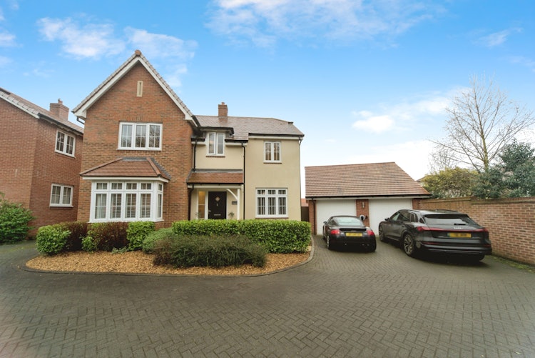 5 bedroom detached house