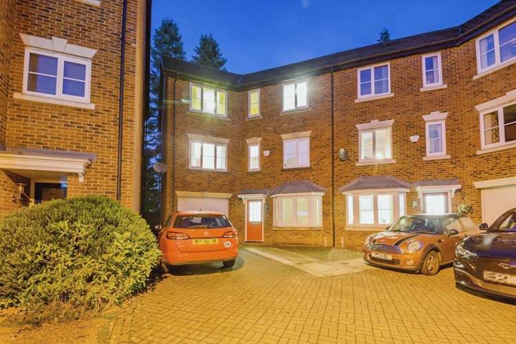 6 bedroom semi-detached house