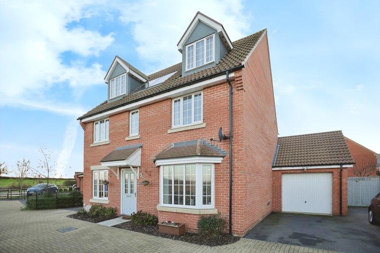 5 bedroom detached house