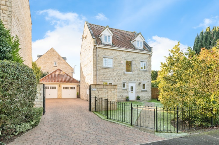 5 bedroom detached house