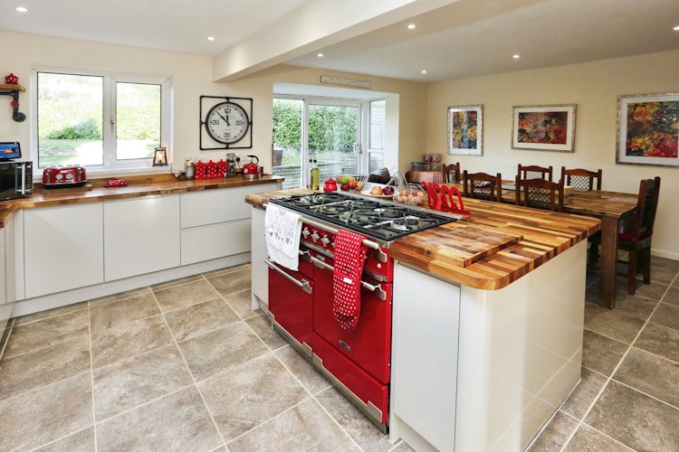 6 bedroom detached house