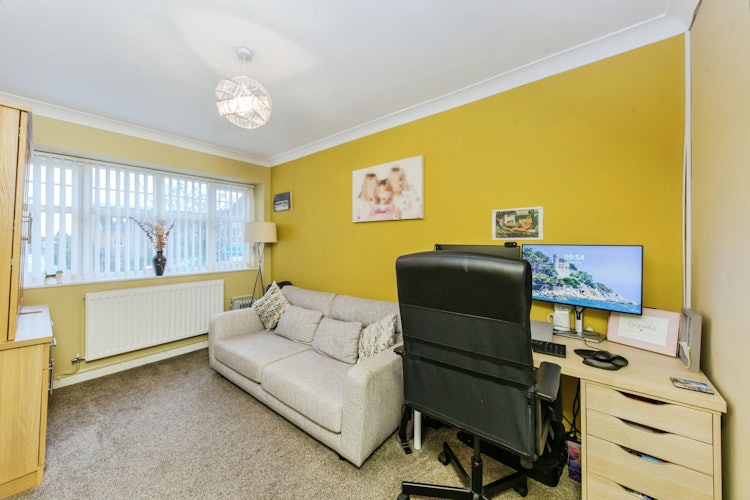 5 bedroom detached house