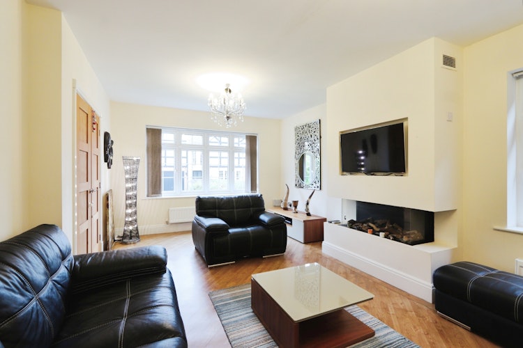 5 bedroom detached house