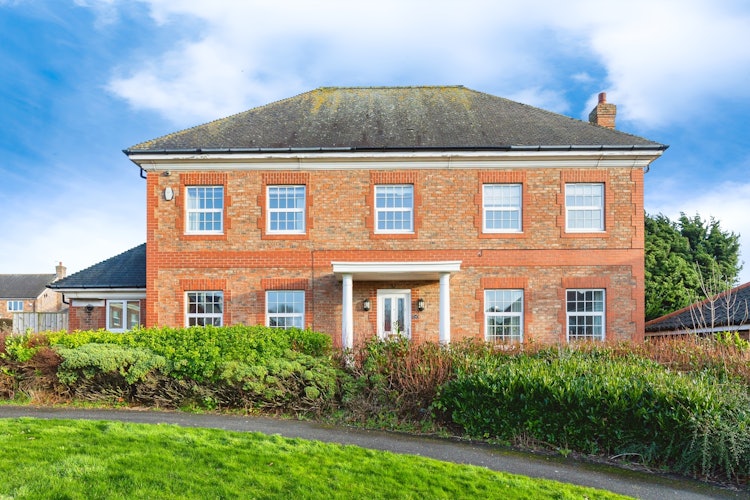 5 bedroom detached house
