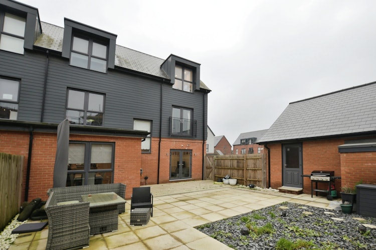 5 bedroom semi-detached house