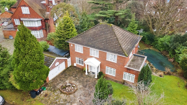 6 bedroom detached house