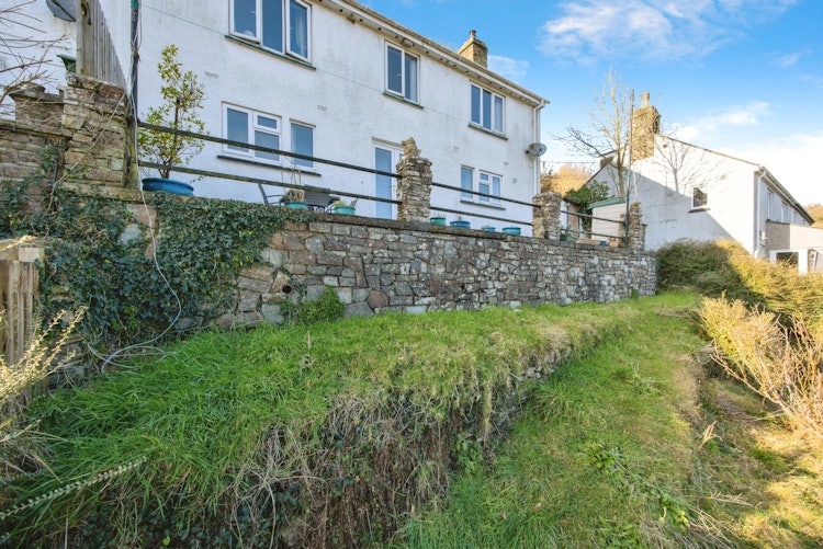 4 bedroom end of terrace house