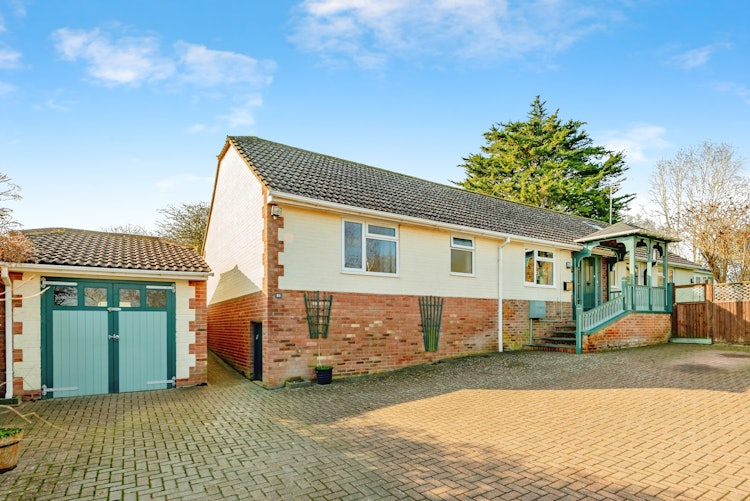 5 bedroom detached bungalow