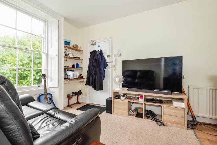 1 bedroom purpose built flat