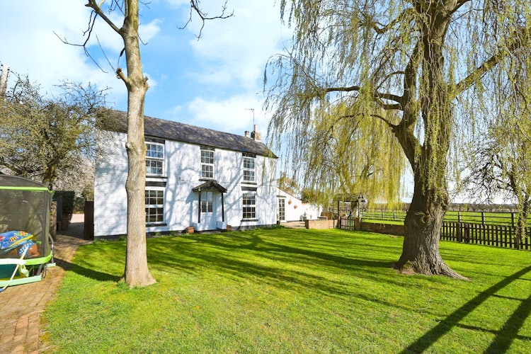 6 bedroom detached house