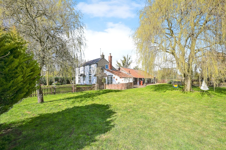 6 bedroom detached house