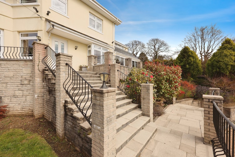 5 bedroom detached house