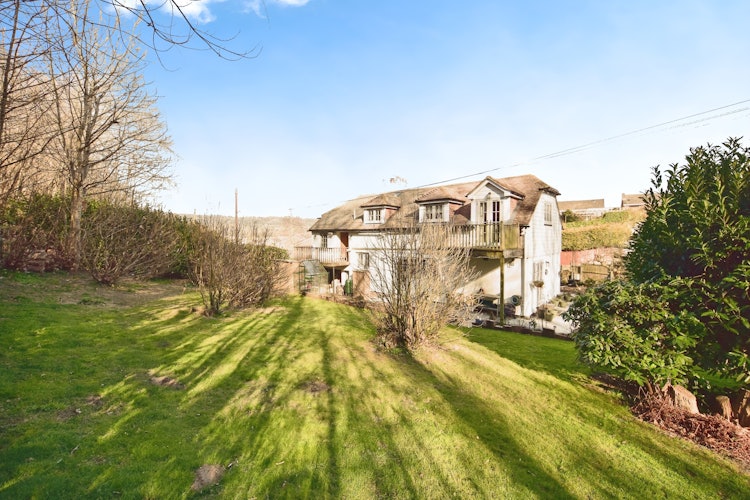 5 bedroom detached house