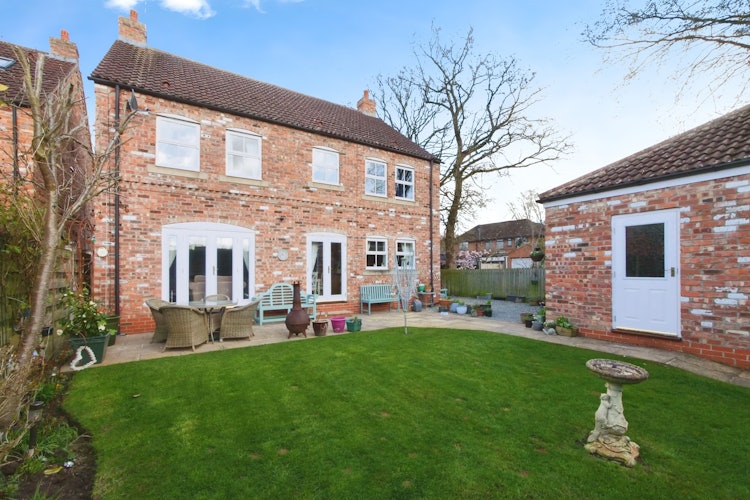 5 bedroom detached house