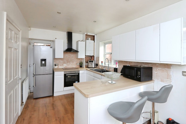 6 bedroom detached house