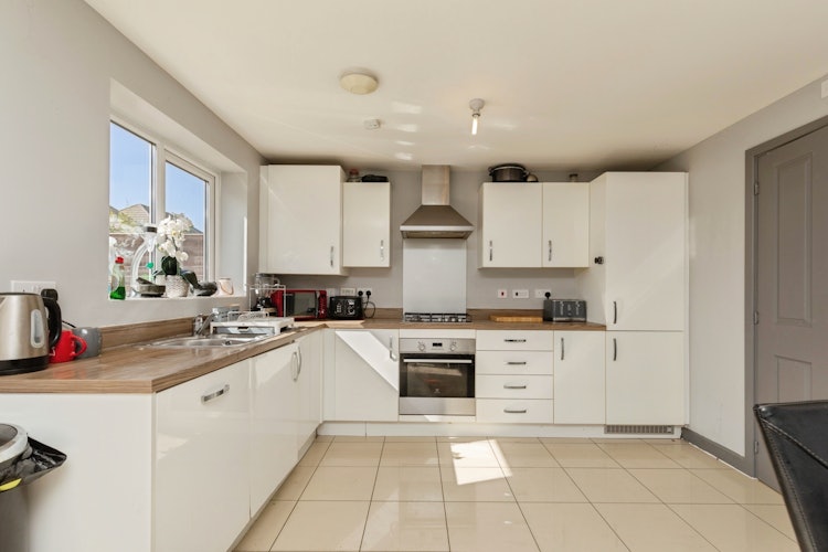 4 bedroom end of terrace house