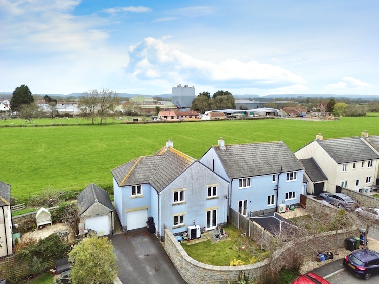 4 bedroom detached house