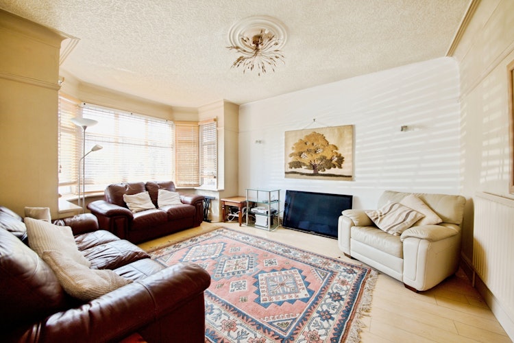 5 bedroom detached house