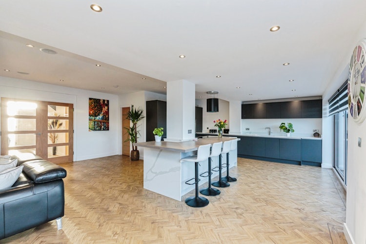 6 bedroom detached house