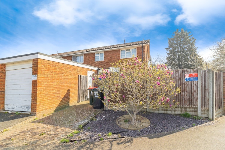 4 bedroom end of terrace house