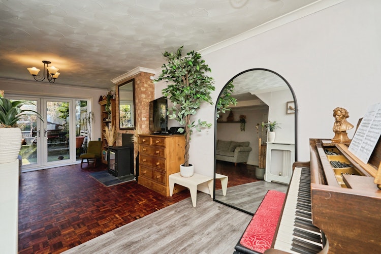 5 bedroom semi-detached house