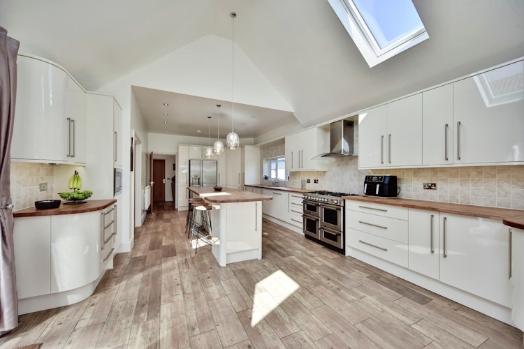 5 bedroom detached house