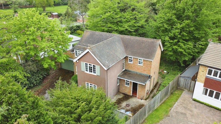 5 bedroom detached house
