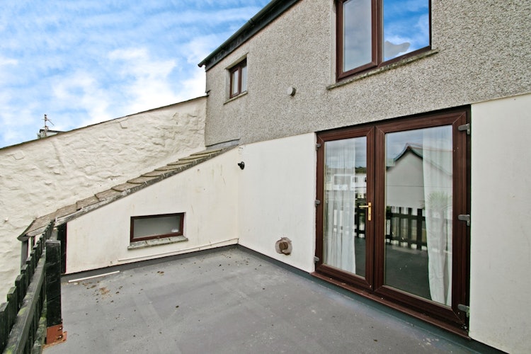 2 bedroom maisonette