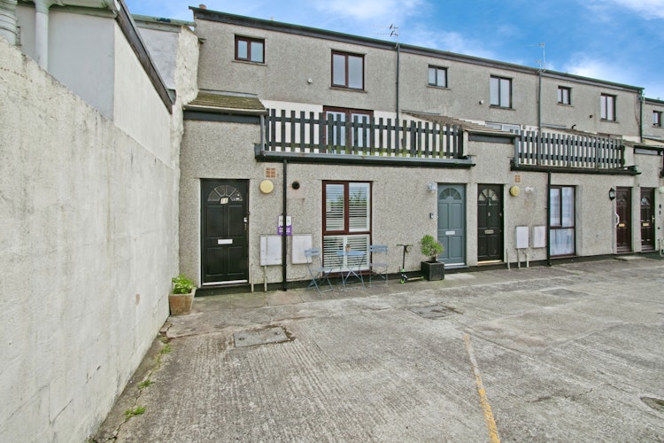 2 bedroom maisonette