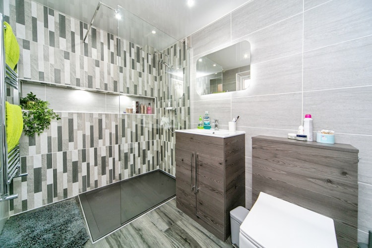3 bedroom end of terrace house