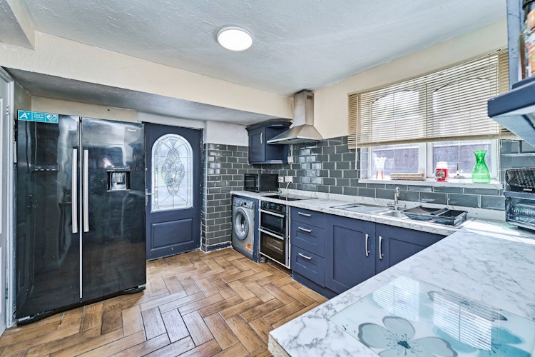 3 bedroom end of terrace house