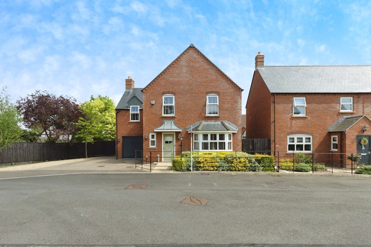 5 bedroom detached house