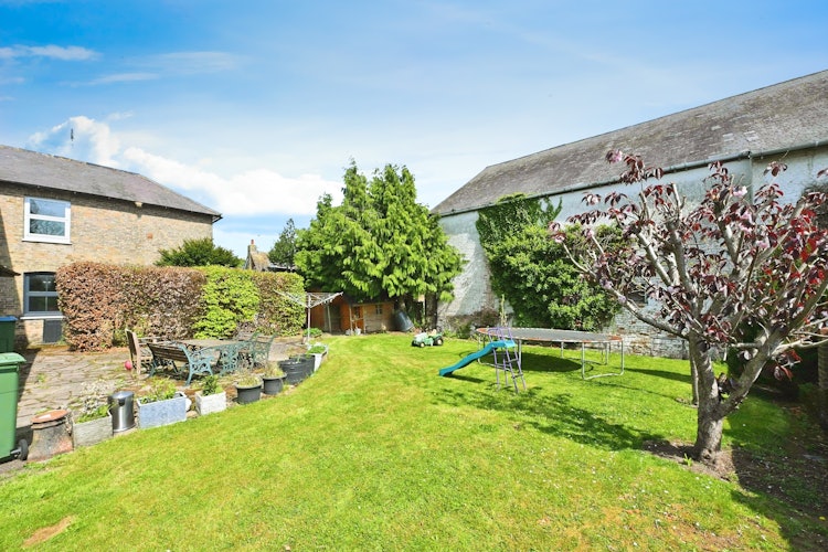 6 bedroom semi-detached house