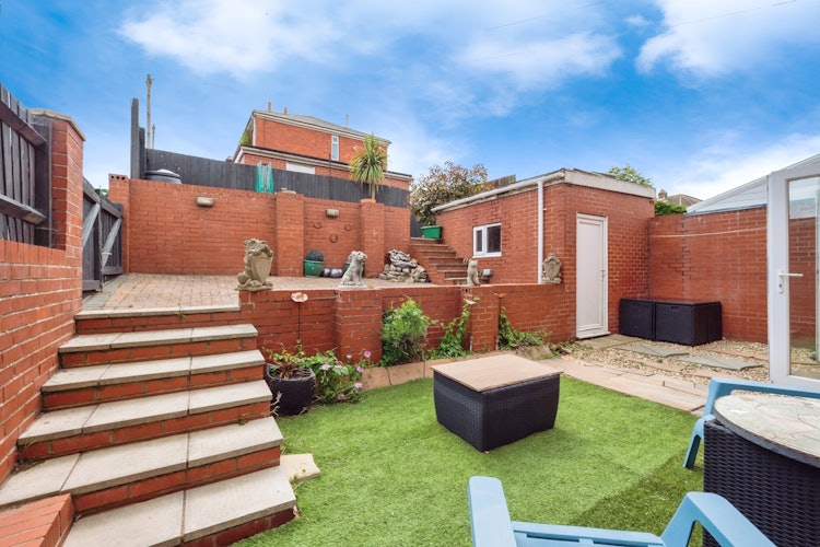 3 bedroom end of terrace house